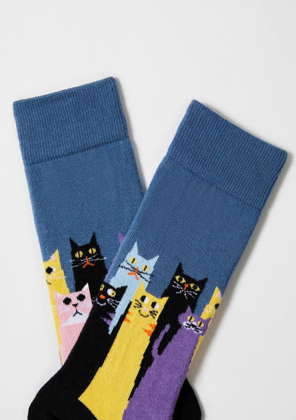 Calcetines BeCatsGang Blue de media caña, base azul con gatos de colores en diseño vertical.
