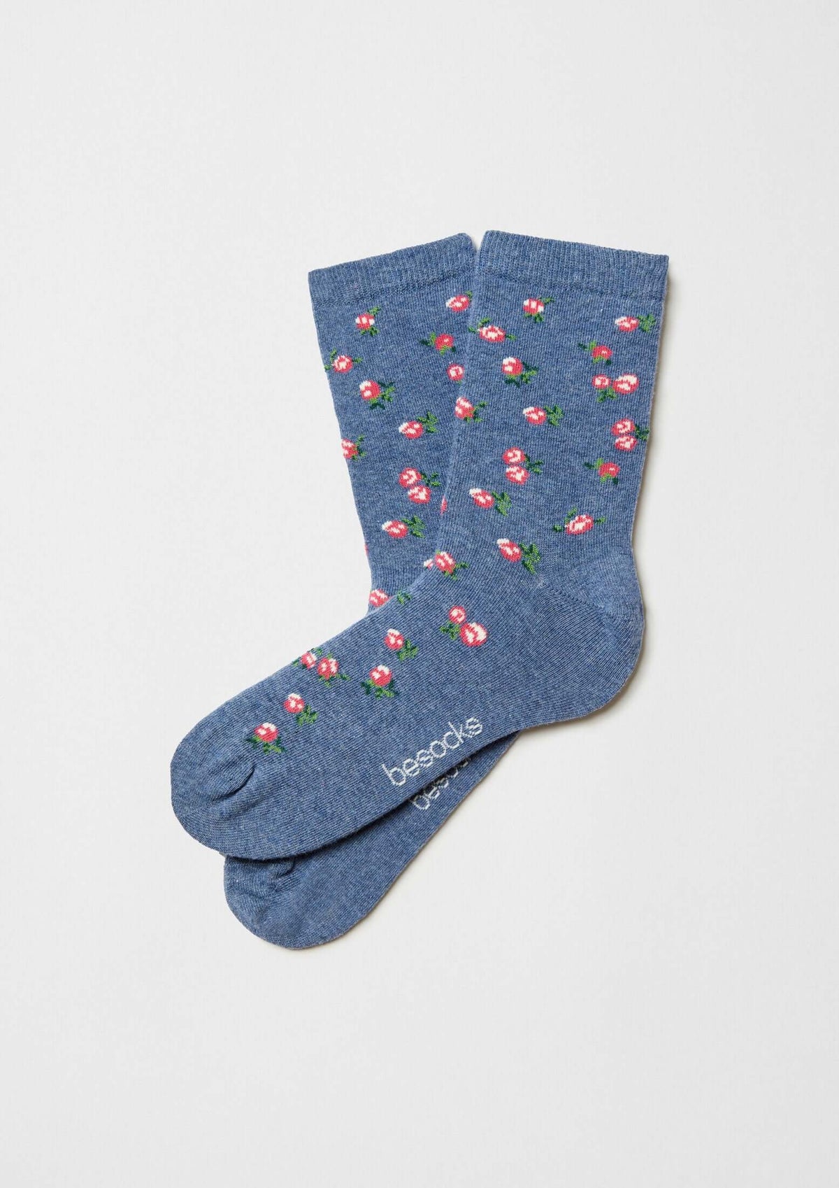 Calcetines BeLiberty Blue de caña baja en azul jaspeado con flores rojas y verdes.