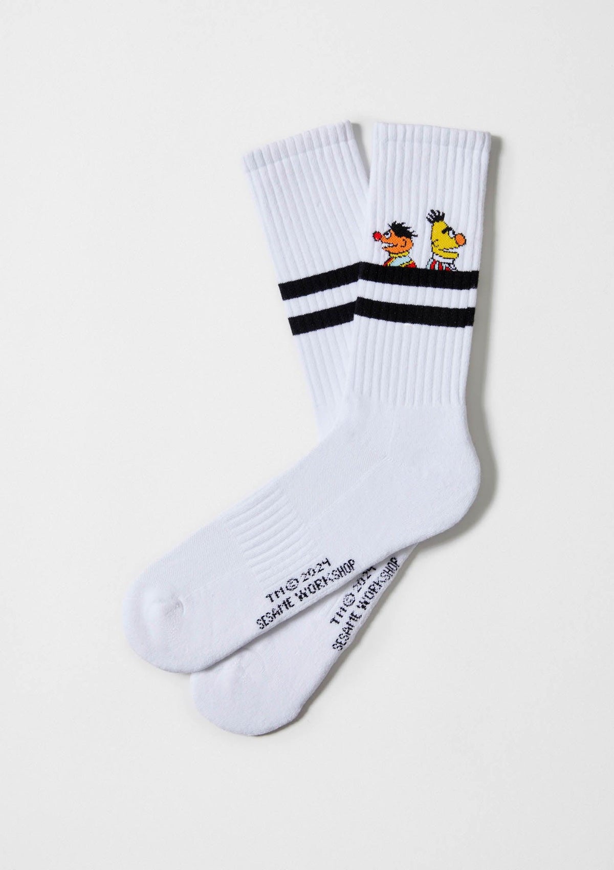 Calcetines BeSesameStreet Epi & Blas en blanco con franjas negras, media caña y personajes de Epi y Blas.