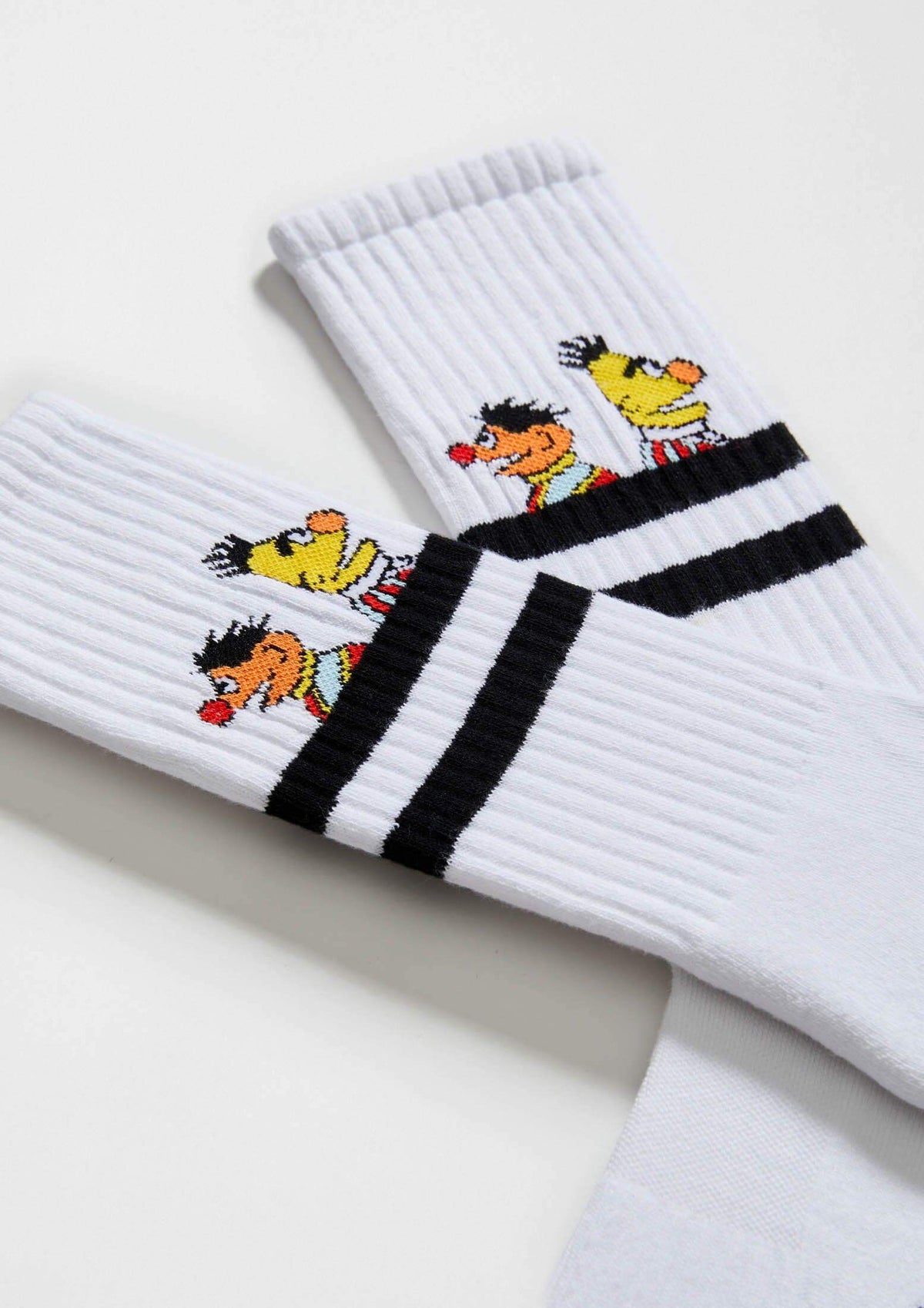 BeSesameStreet Epi & Blas White calcetines deportivos blancos con franjas negras y personajes en diseño original.