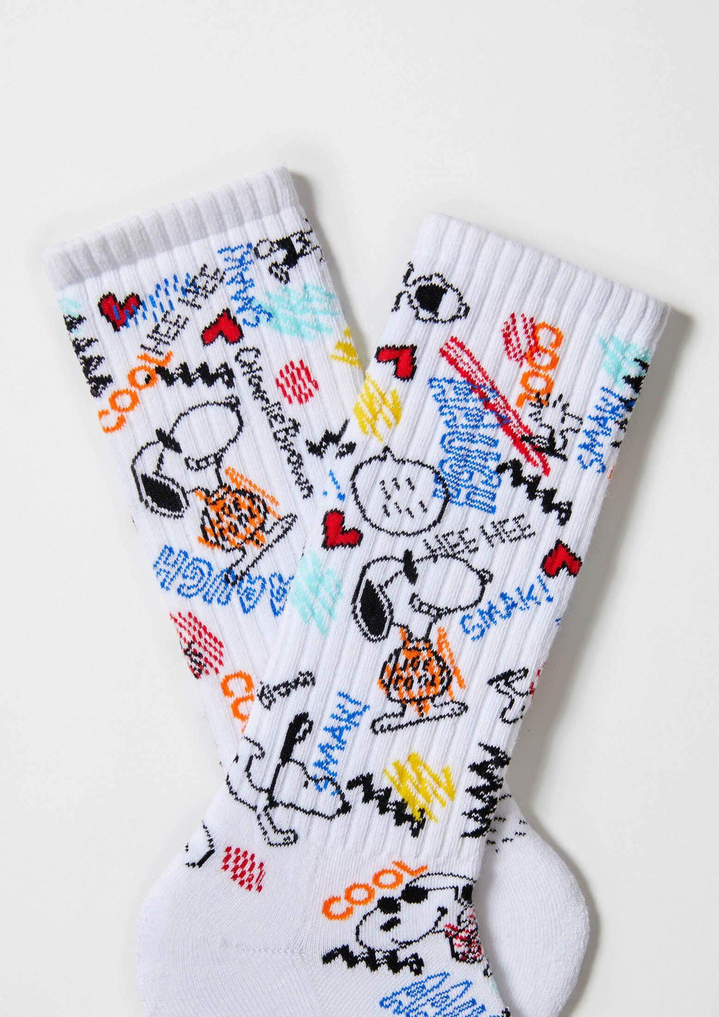 Calcetines BeSnoopy Urban en blanco con dibujos de personajes Peanuts y palabras en varios colores, altura media.