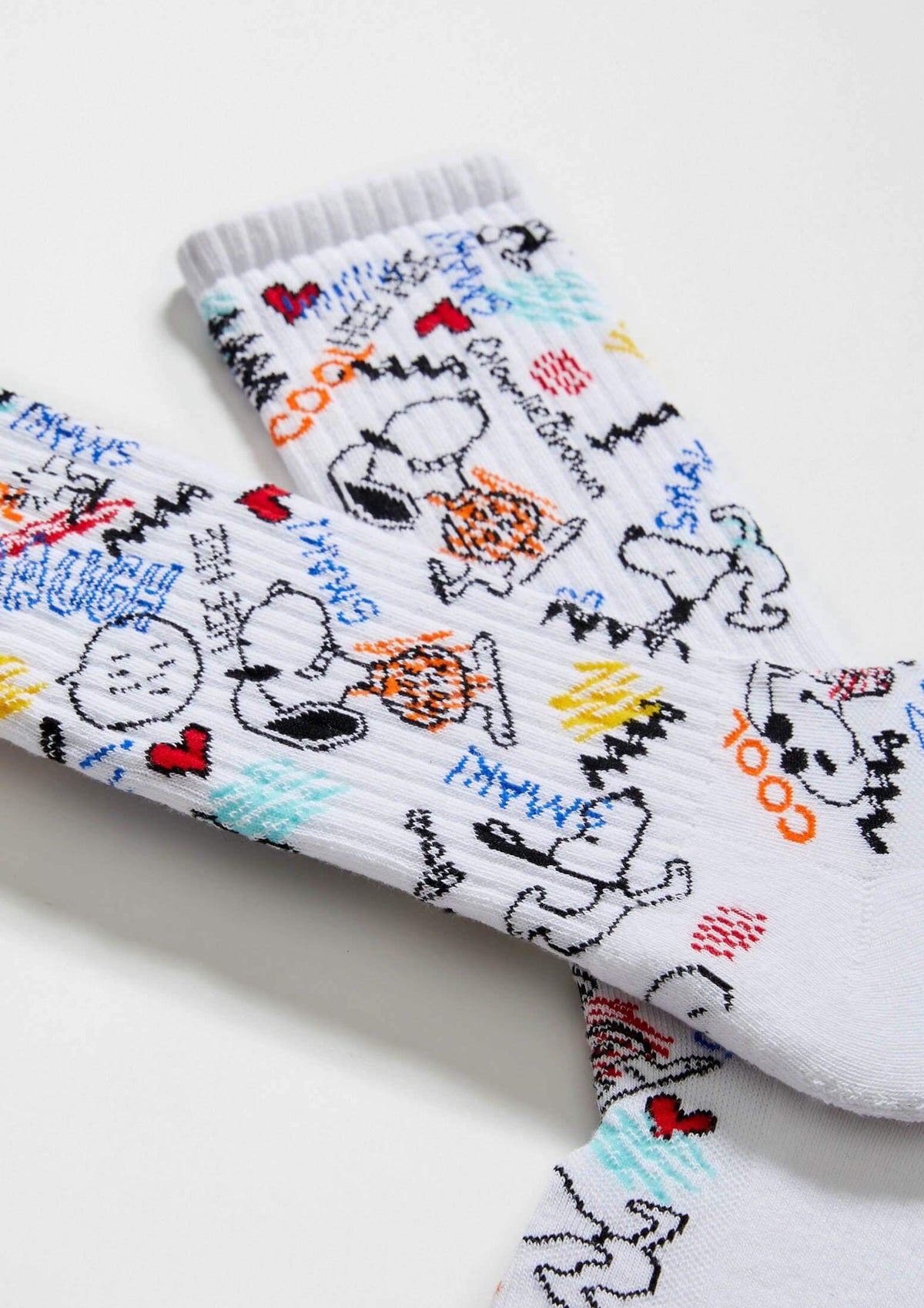 Calcetines BeSnoopy Urban en color blanco con dibujos de personajes y palabras en varios colores, altura media caña.