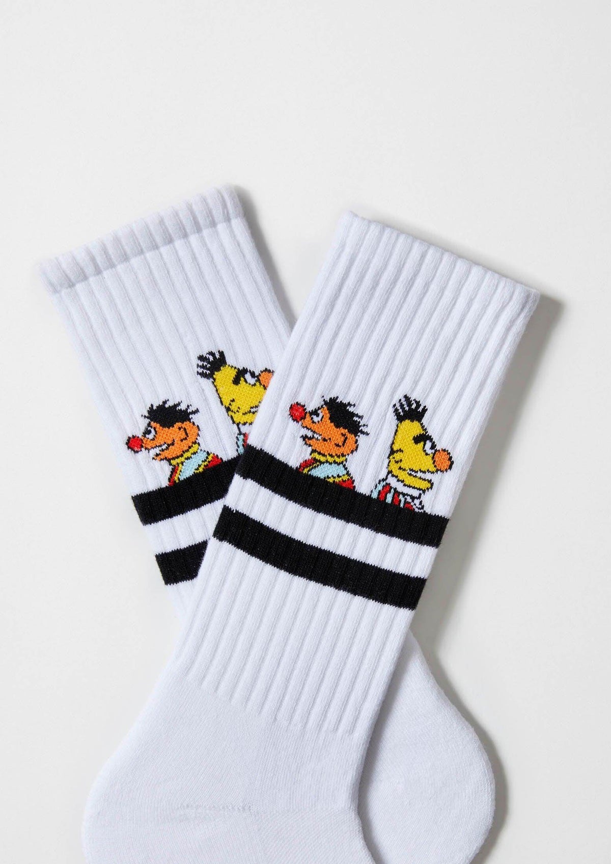 Calcetines BeSesameStreet Epi & Blas White en blanco con franjas negras y personajes bordados. Media caña.