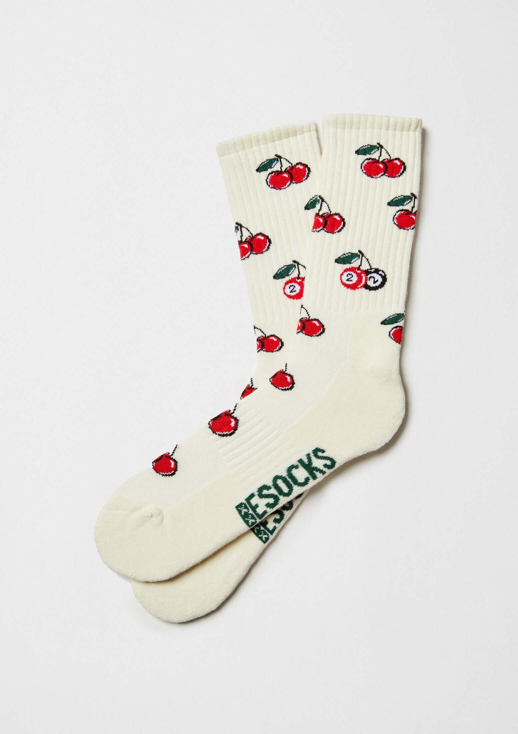 Calcetines BeCherry Beige en fondo crudo con estampado de cerezas, diseño de media caña.