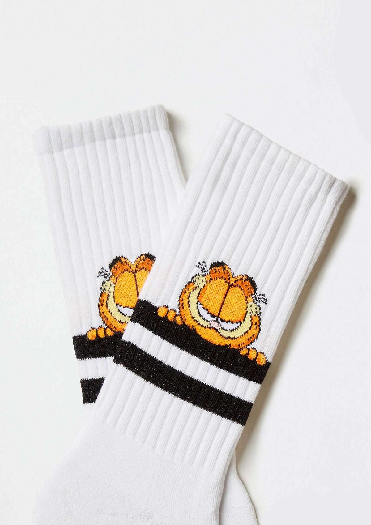 BeGarfield Stripes White, calcetines blancos con rayas negras y diseño de Garfield, altura media caña.