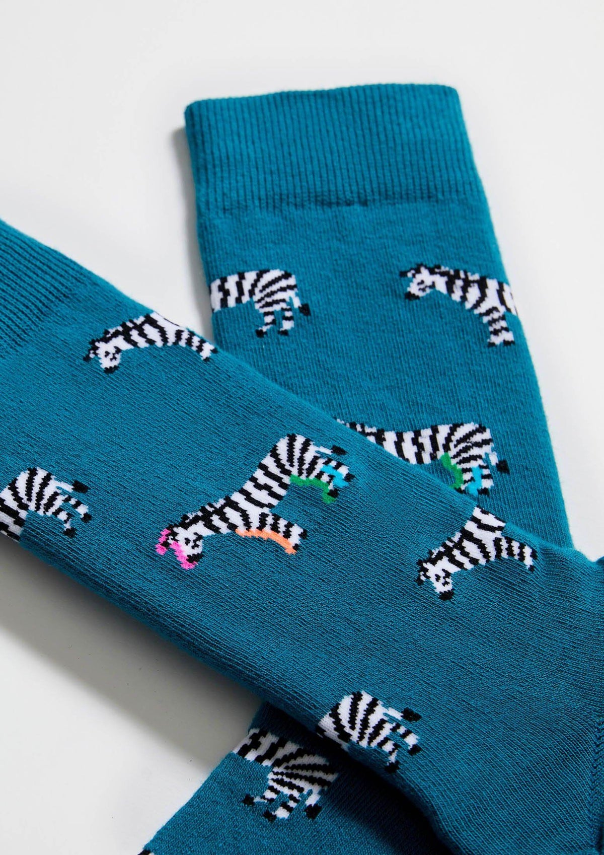 Calcetines BeZebra Green de algodón orgánico en verde azulado con zebras de colores en diseño tobillero.