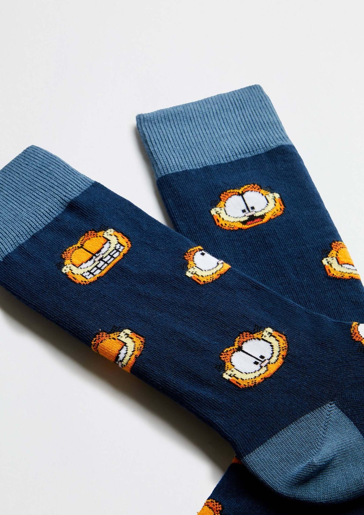 Calcetines BeGarfield Faces en azul marino con rostros de Garfield, altura media caña, algodón orgánico.