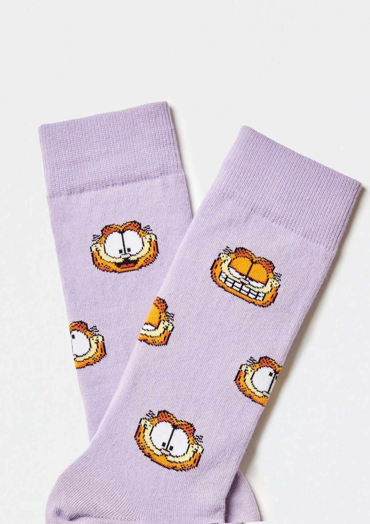 Calcetines BeGarfield Faces Mauve en color malva con estampado de Garfield en tobillero.