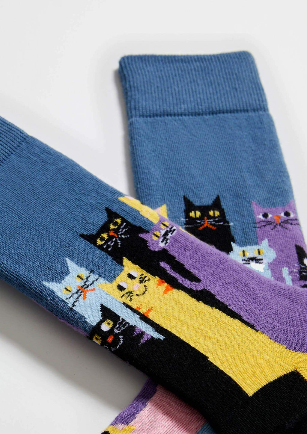 BeCatsGang Blue, calcetines de media caña en azul con gatos estilizados en colores sobre fondo multicolor.