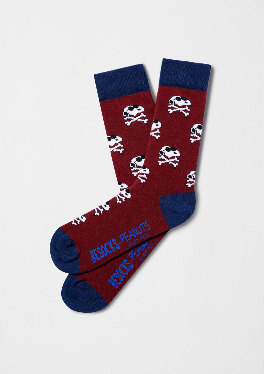 Calcetines BeSnoopy Skull Burgundy con calaveras sobre fondo burdeos y puños azul marino, diseño medio.