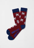 Calcetines BeSnoopy Skull Burgundy con calaveras sobre fondo burdeos y puños azul marino, diseño medio.