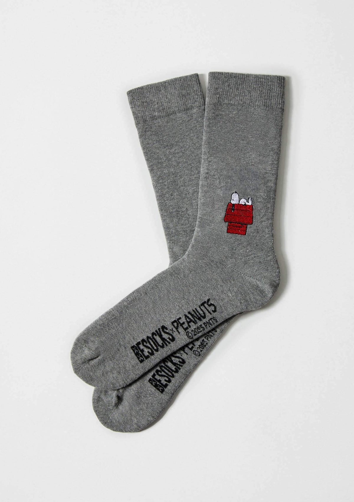 calcetines grises con bordado de snoopy 