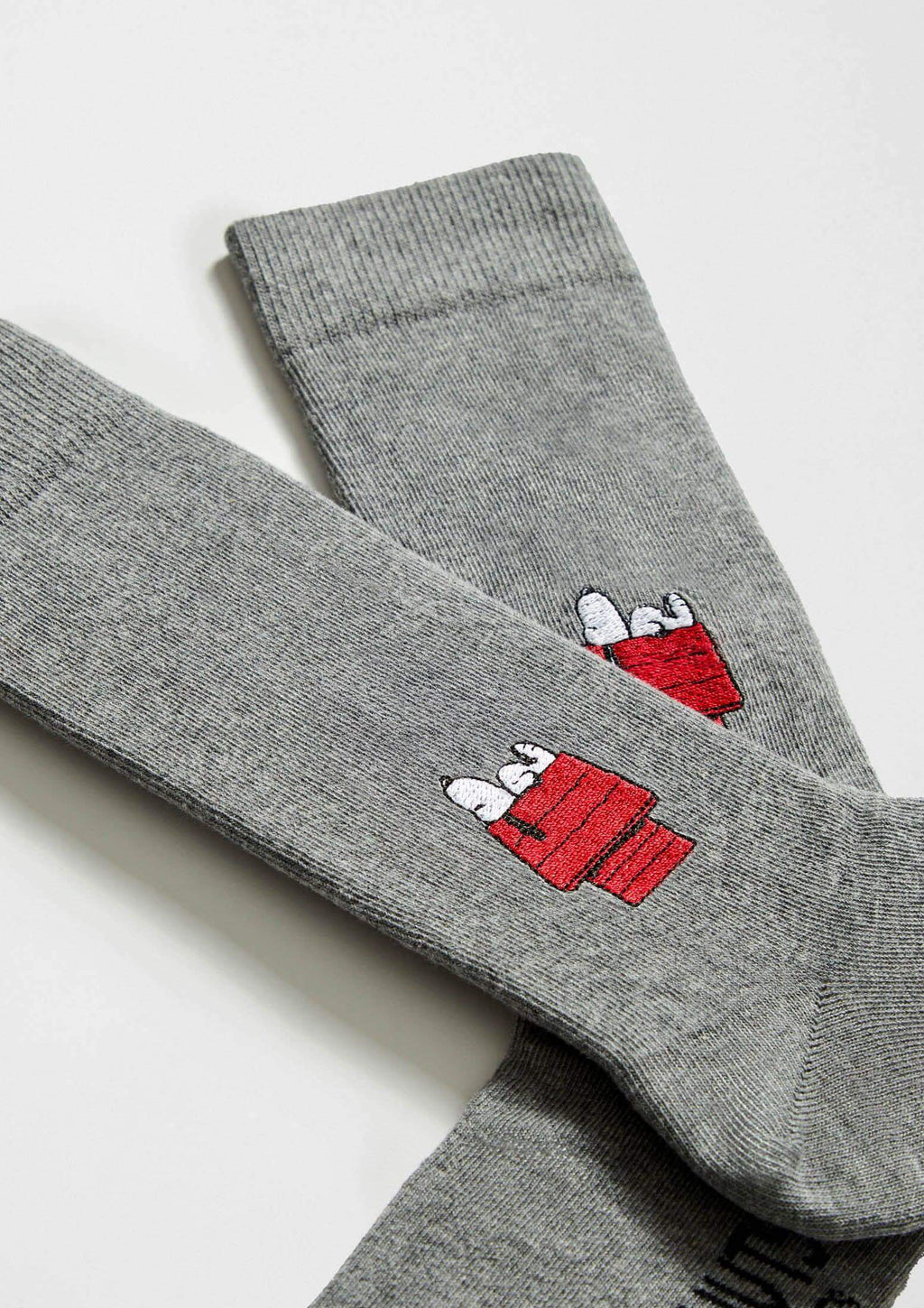 calcetines grises con bordado peanuts