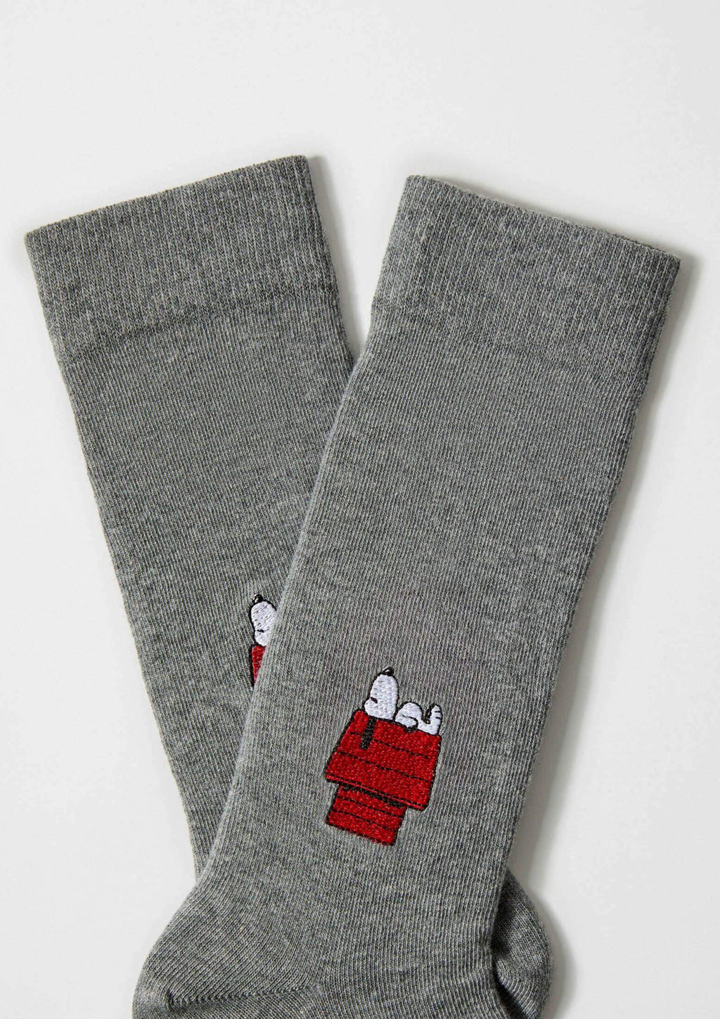 calcetines grises con bordado snoopy 