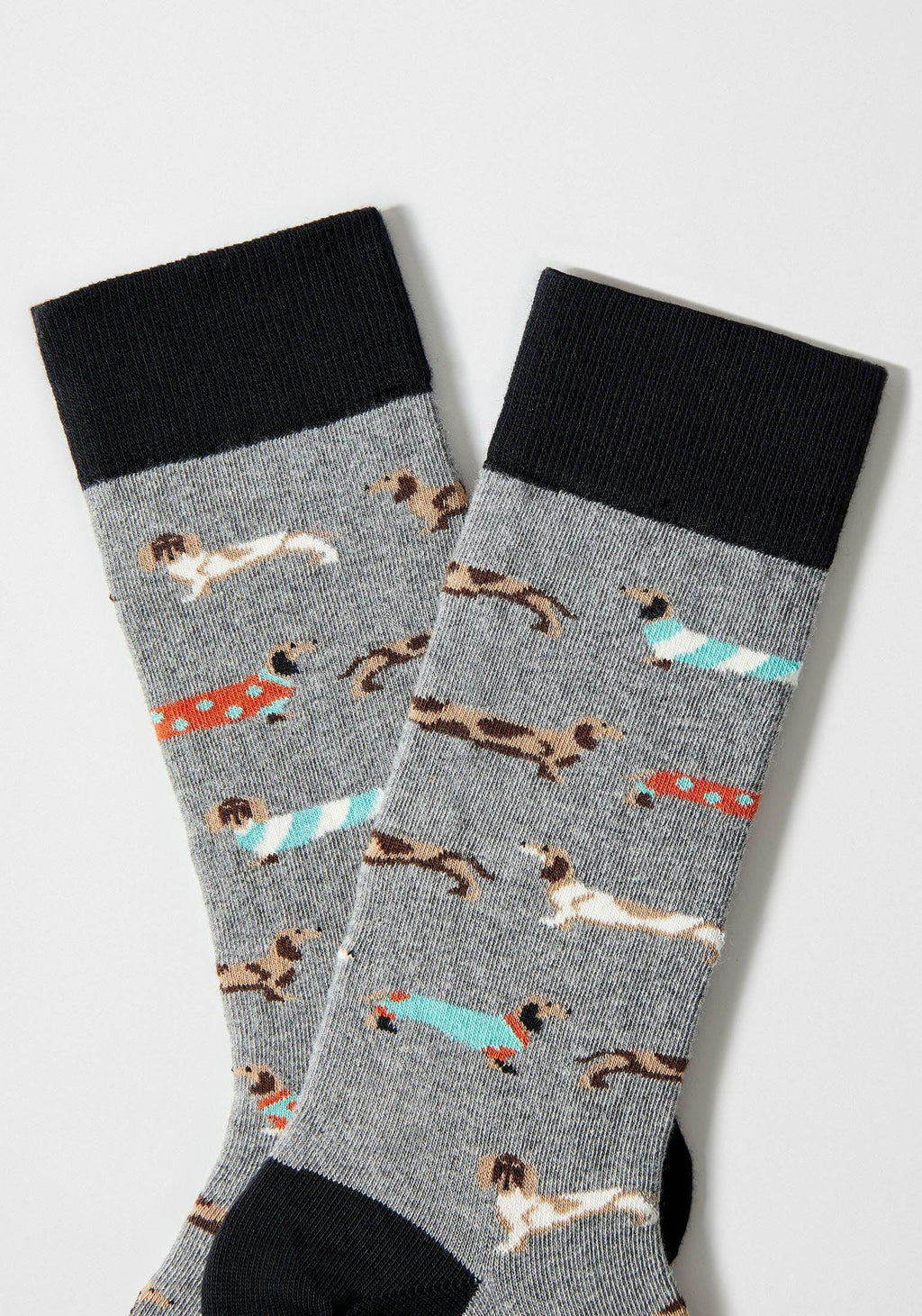calcetines grises con dibujos de perros