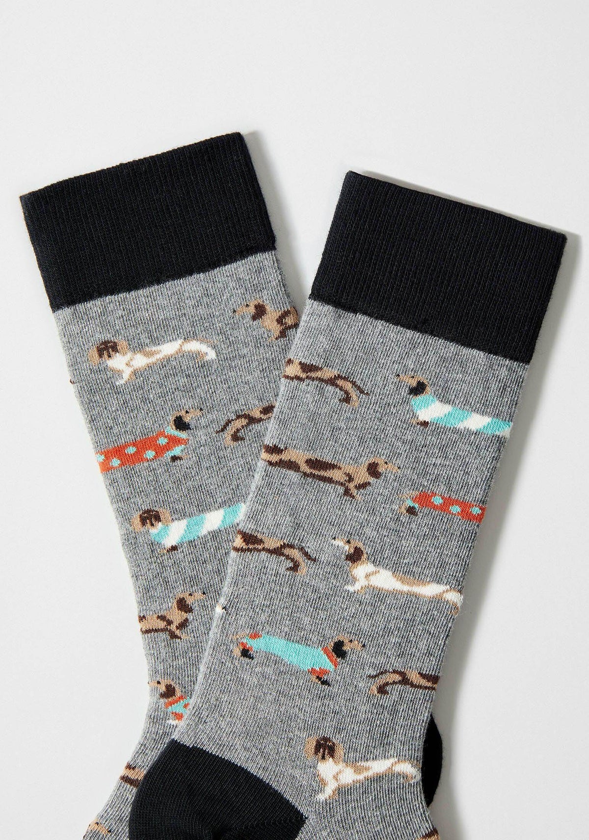 calcetines grises con dibujos de perros