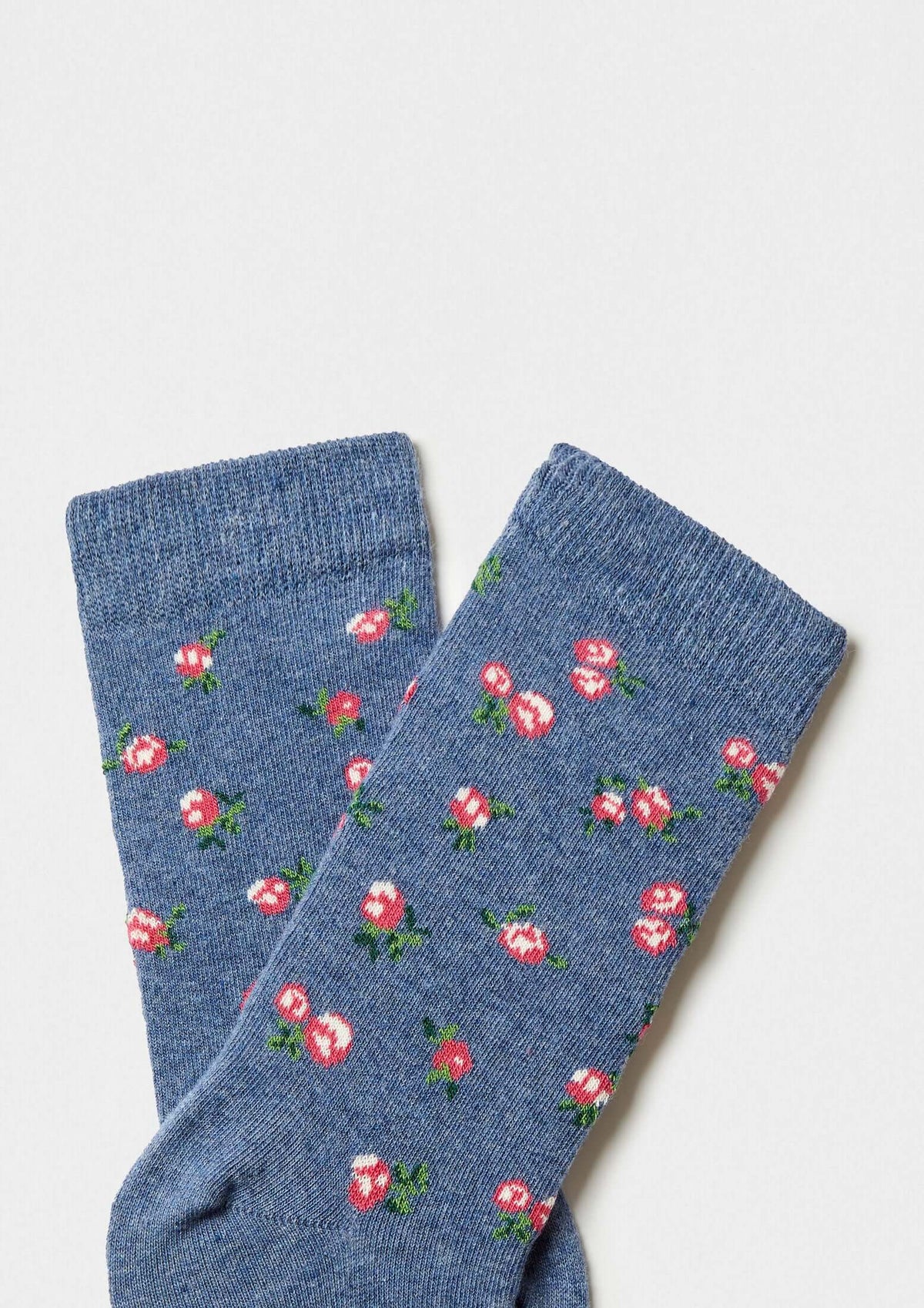 Calcetines BeLiberty Blue de caña baja en azul jaspeado con flores rojas y verdes.