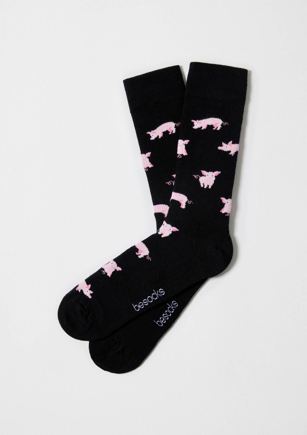 Calcetines BePig negros con dibujos de cerdos rosas en diferentes posturas, modelo tobillero.