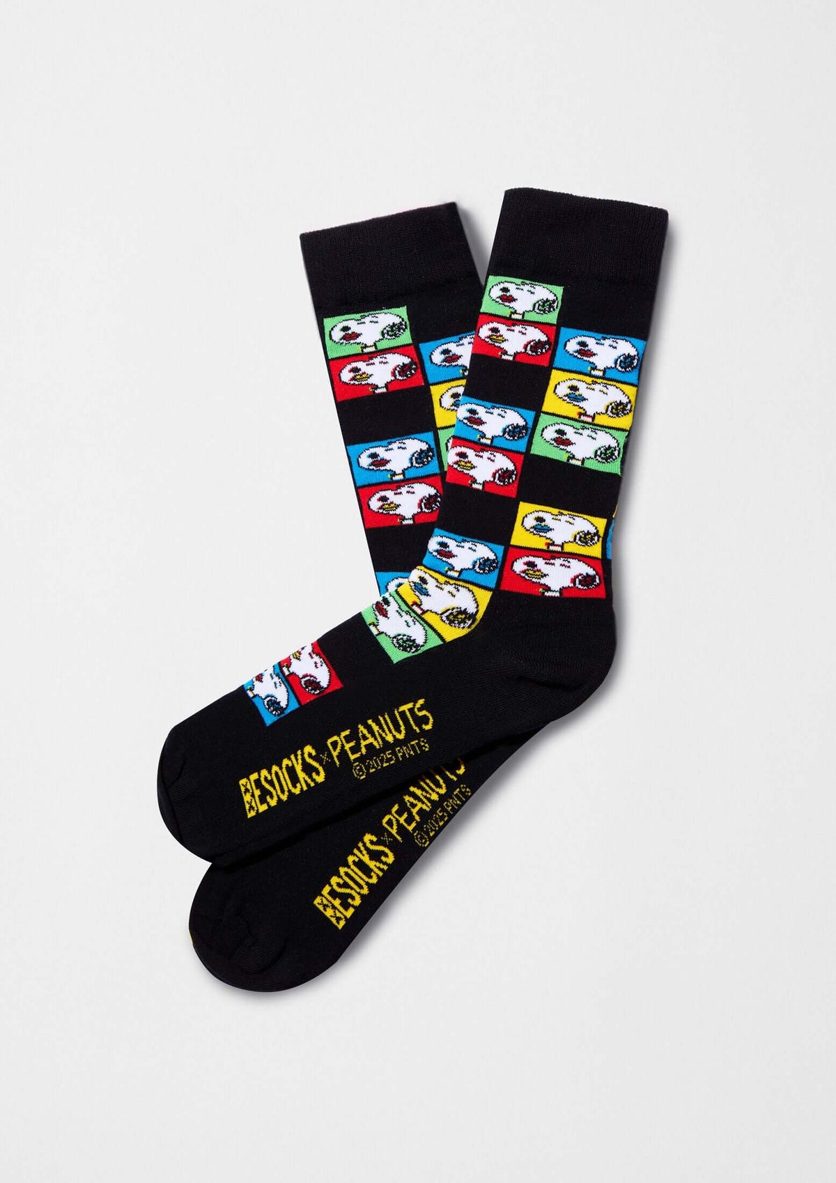 Calcetines BeSnoopy Pop Art negros con dibujos de Snoopy en bloques de colores, altura tobillero.