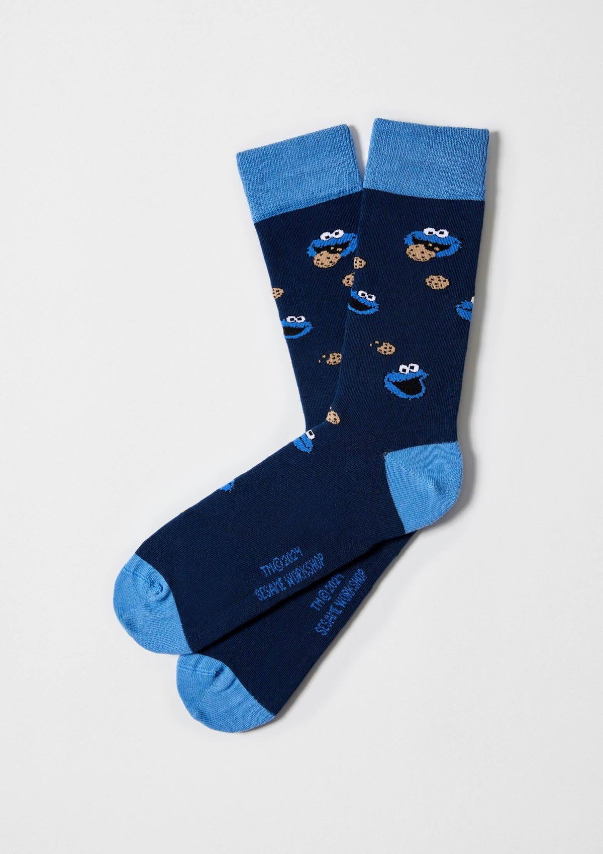Calcetines BeSesameStreet Cookie Monster en azul marino con dibujos de Cookie Monster y galletas, diseño tobillo.
