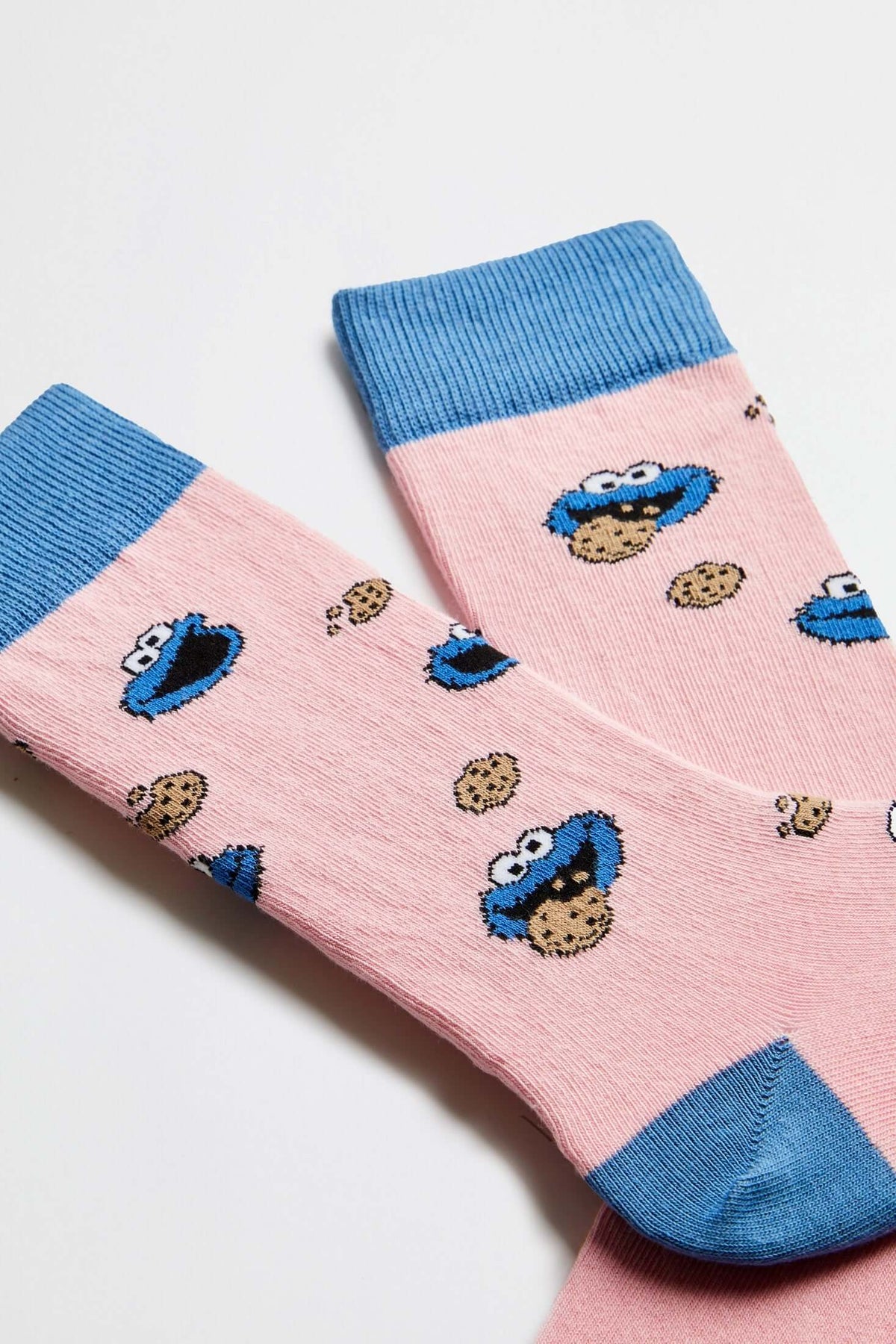 Calcetines BeSesameStreet Cookie Monster Pink en rosa con dibujos de galletas y Cookie Monster, altura media caña.