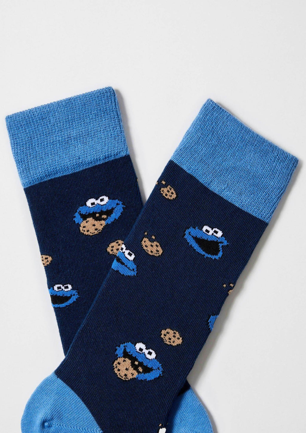Calcetines BeSesameStreet Cookie Monster navy con muñeco y galletas, puño y talón azul claro, altura media caña.