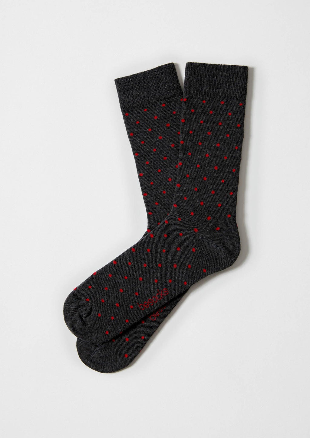 calcetines oscuros con puntos