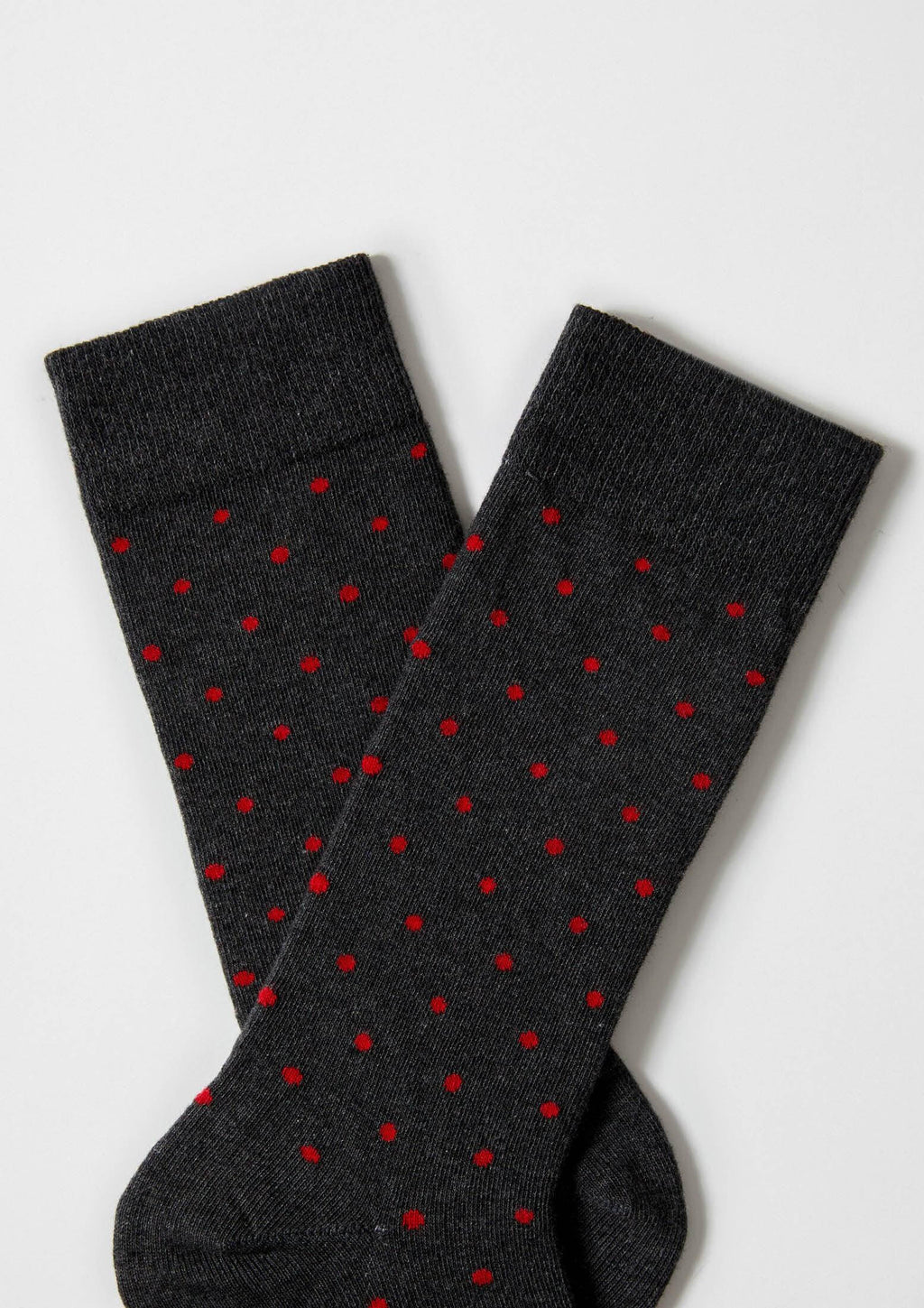 calcetines oscuros con puntos rojos