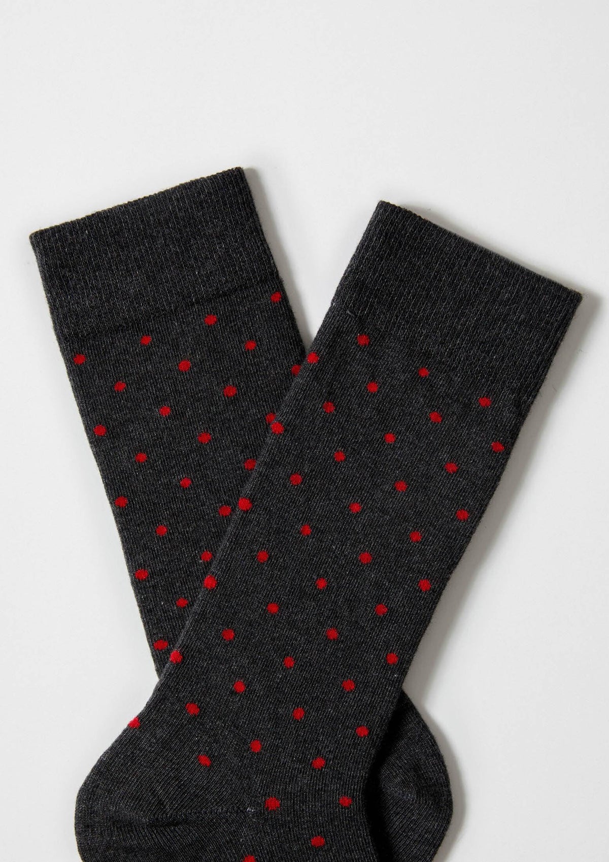calcetines oscuros con puntos rojos