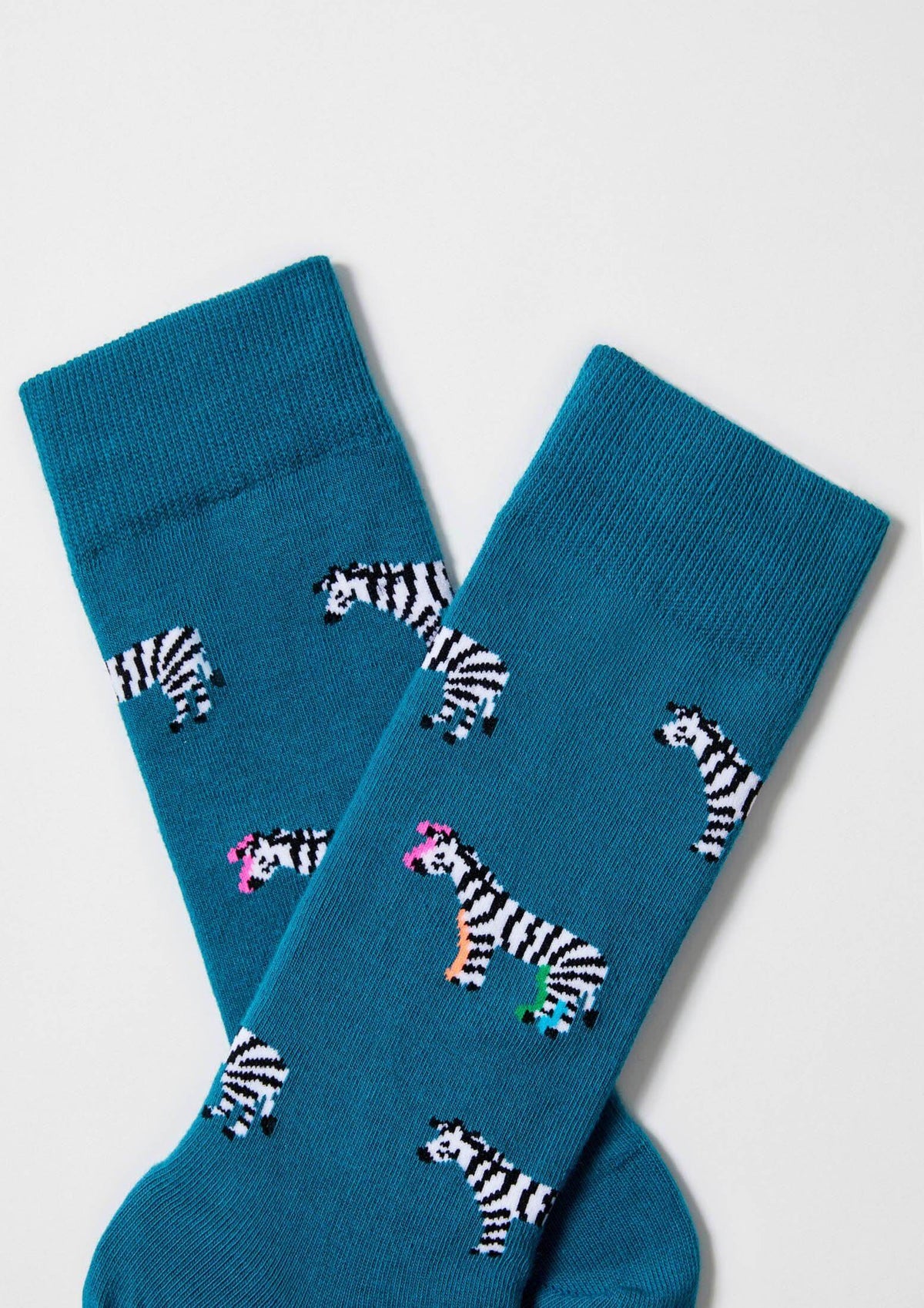 Calcetines BeZebra Green en verde azulado con diseño de cebras en blanco y toques de color, de media caña.