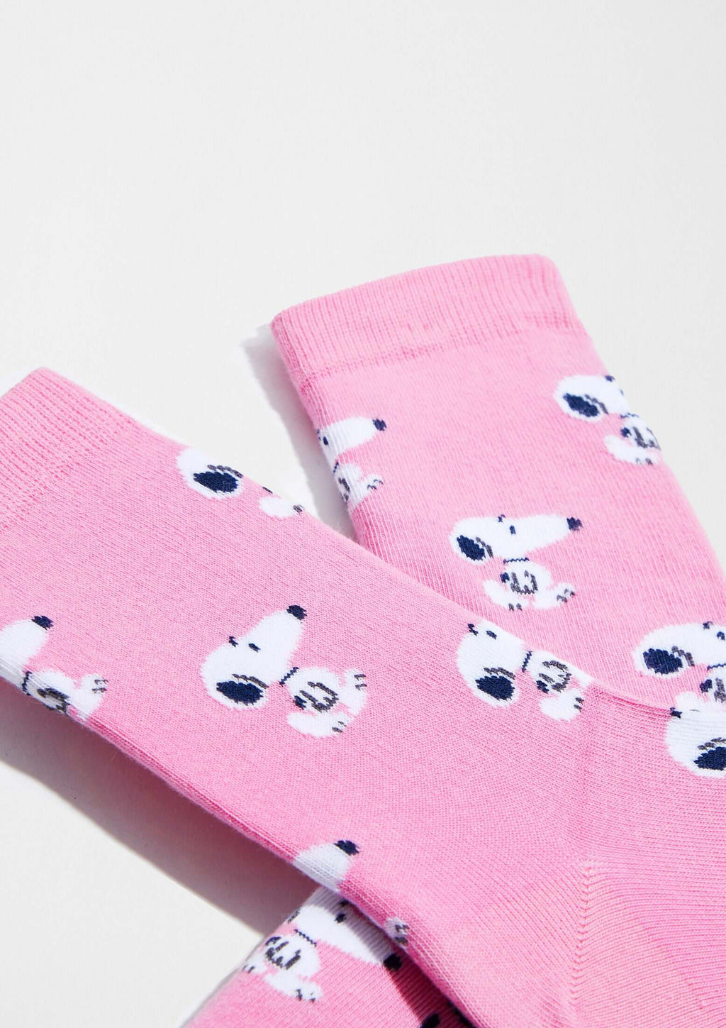 Calcetines BeSnoopy Pink de caña baja en rosa con estampado de Snoopy en posiciones diversas.