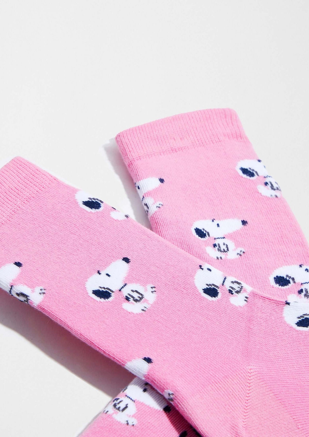 Calcetines BeSnoopy Pink de caña baja en rosa con estampado de Snoopy en posiciones diversas.