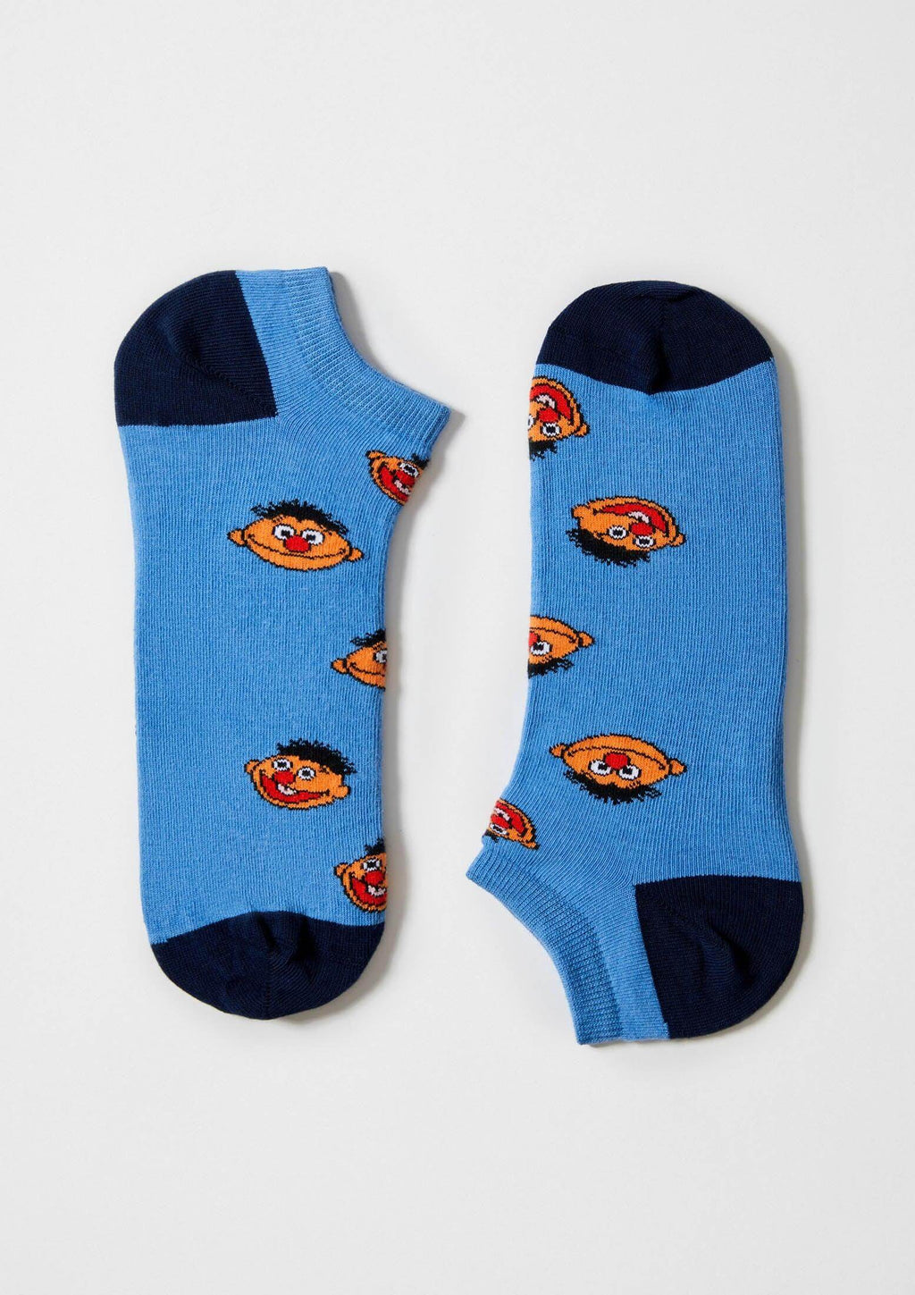 Estampado de Epi en fondo azul claro - BESOCKS. calcetines BeSesameStreet Epi Blue Ankle.
