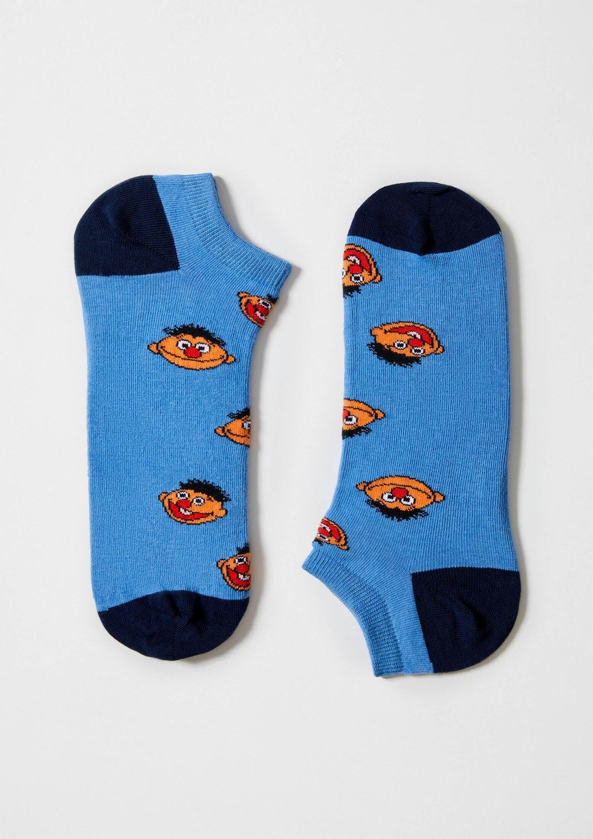 Estampado de Epi en fondo azul claro - BESOCKS. calcetines BeSesameStreet Epi Blue Ankle.