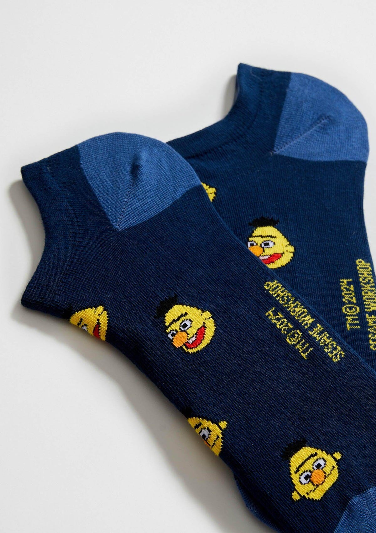 Calcetines tobilleros con cara de Blas sobre fondo azul marino - BeSesameStreet Blas Ankle Blue - BESOCKS