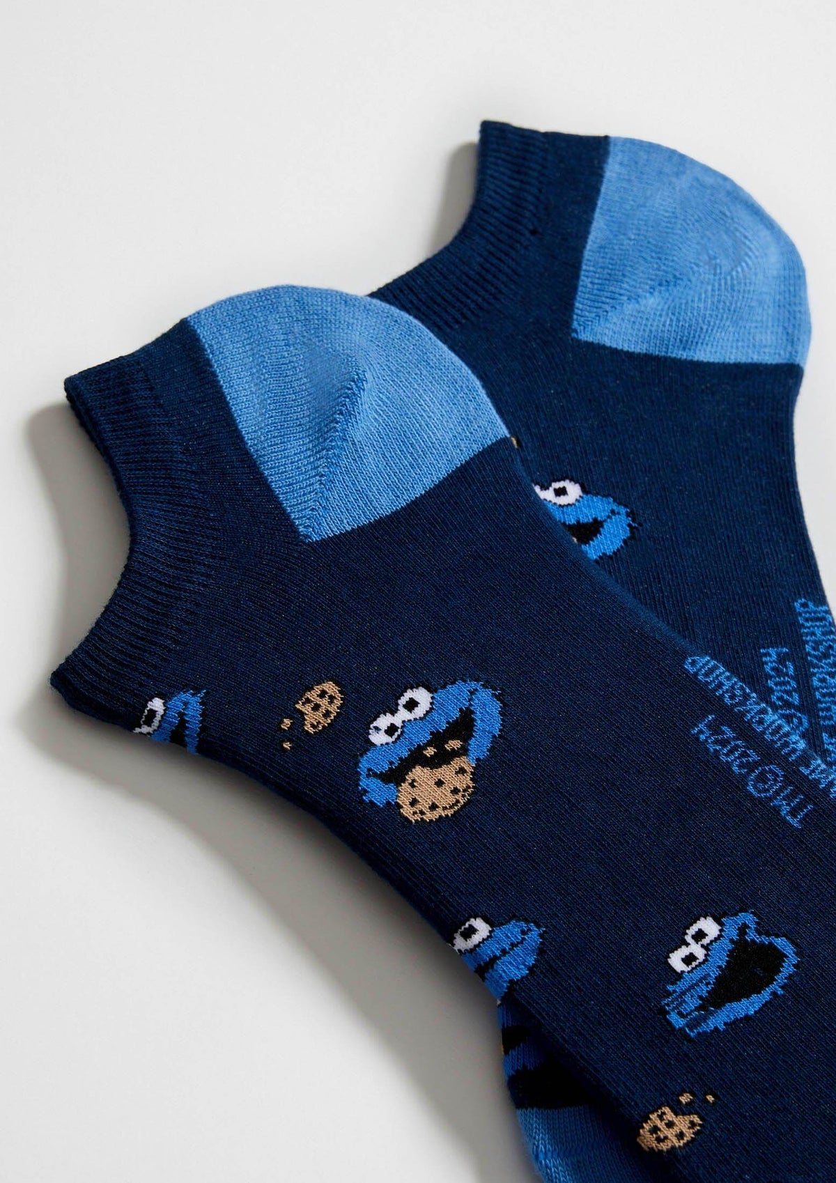 Calcetines tobilleros en azul marino con diseño del Monstruo de las Galletas de BeSesameStreet Cookie Monster Navy Ankle.
