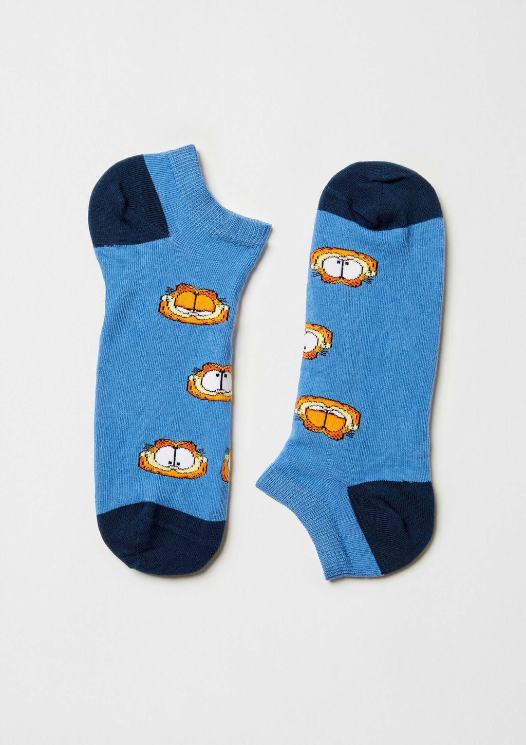 Calcetines tobilleros BeGarfield Faces Blue Ankle en azul claro con dibujos de Garfield en naranja intenso.