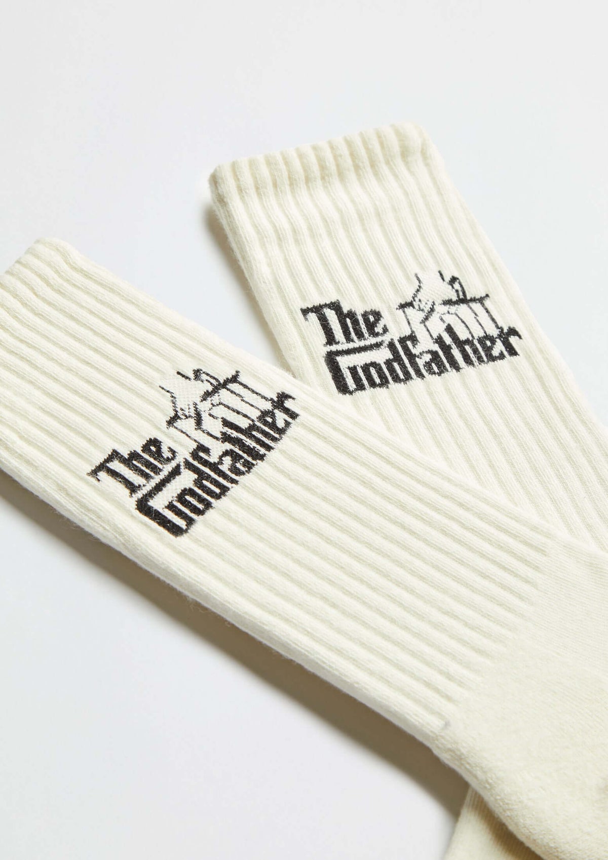 Calcetines deportivos BeTheGodfather Logo en blanco roto con diseño de logotipo y textura acanalada, tobilleros.