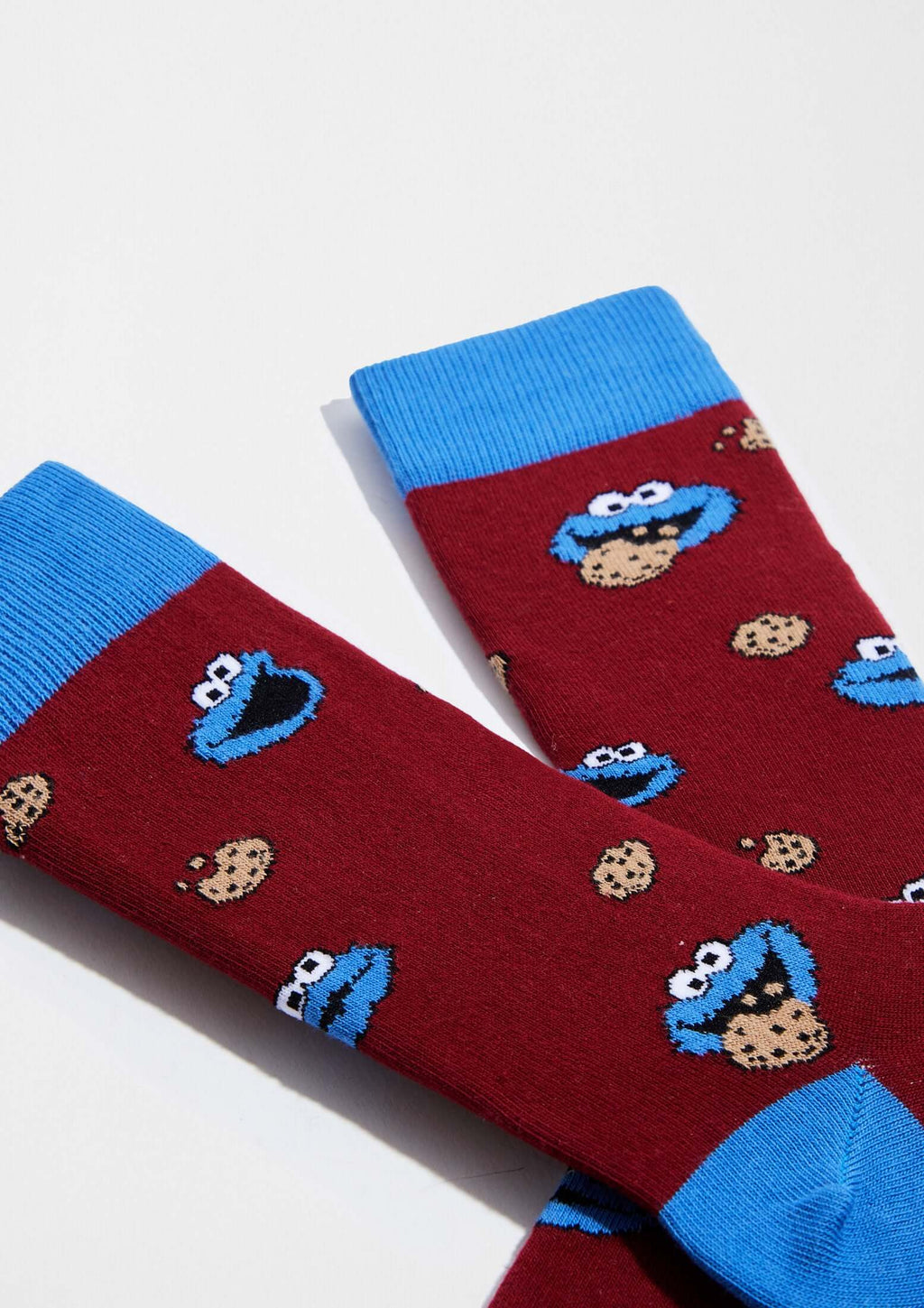 Calcetines BeSesameStreet Cookie Monster Burgundy de tobillero en burdeos con Cookie Monster y galletas, puños azul claro.