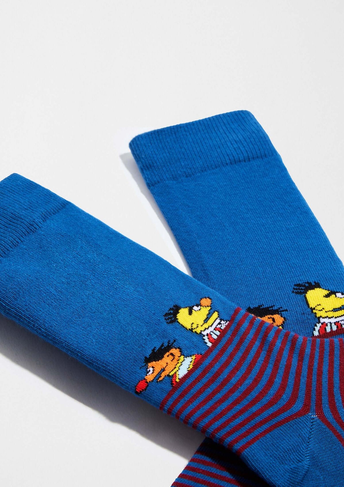 Calcetines BeSesameStreet Epi & Blas Stripes en azul con franjas granates, con personajes bordados y diseño hasta media caña.