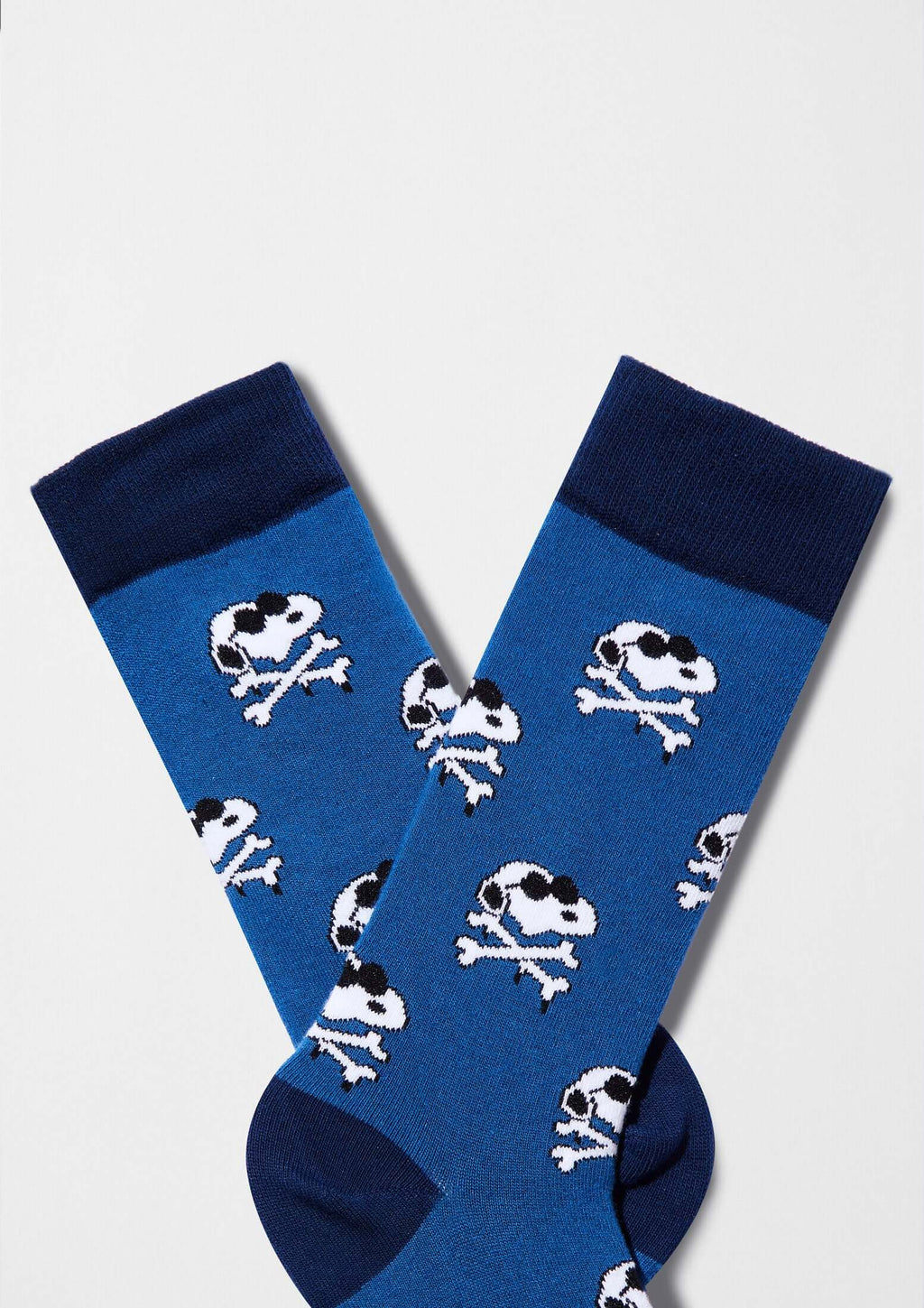 Calcetines BeSnoopy Skull Blue con patrón de calaveras sobre fondo azul y puños en azul marino, de media caña.