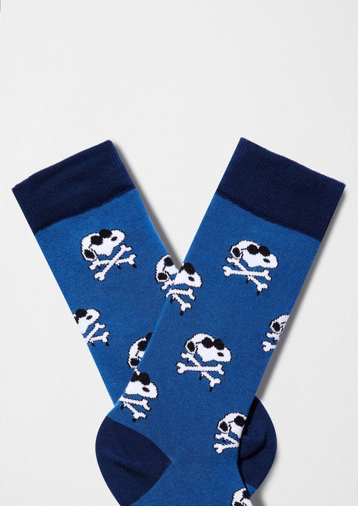 Calcetines BeSnoopy Skull Blue con patrón de calaveras sobre fondo azul y puños en azul marino, de media caña.