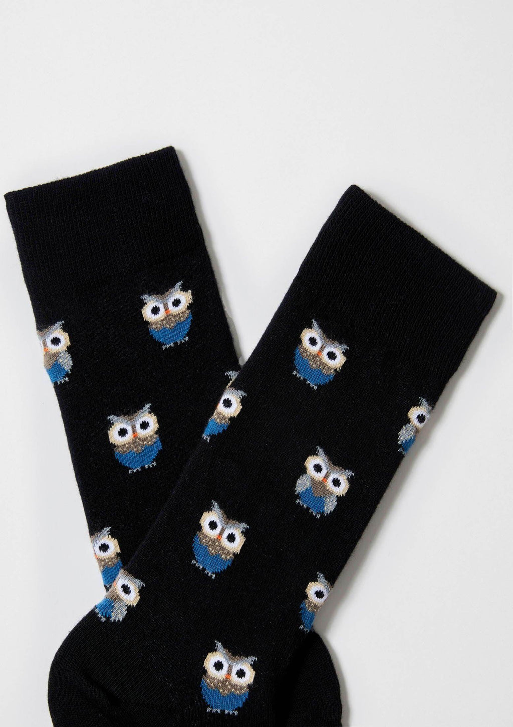 Calcetines BeOwl de fondo negro con búhos en tonos neutros y azul; altura tobilleros.