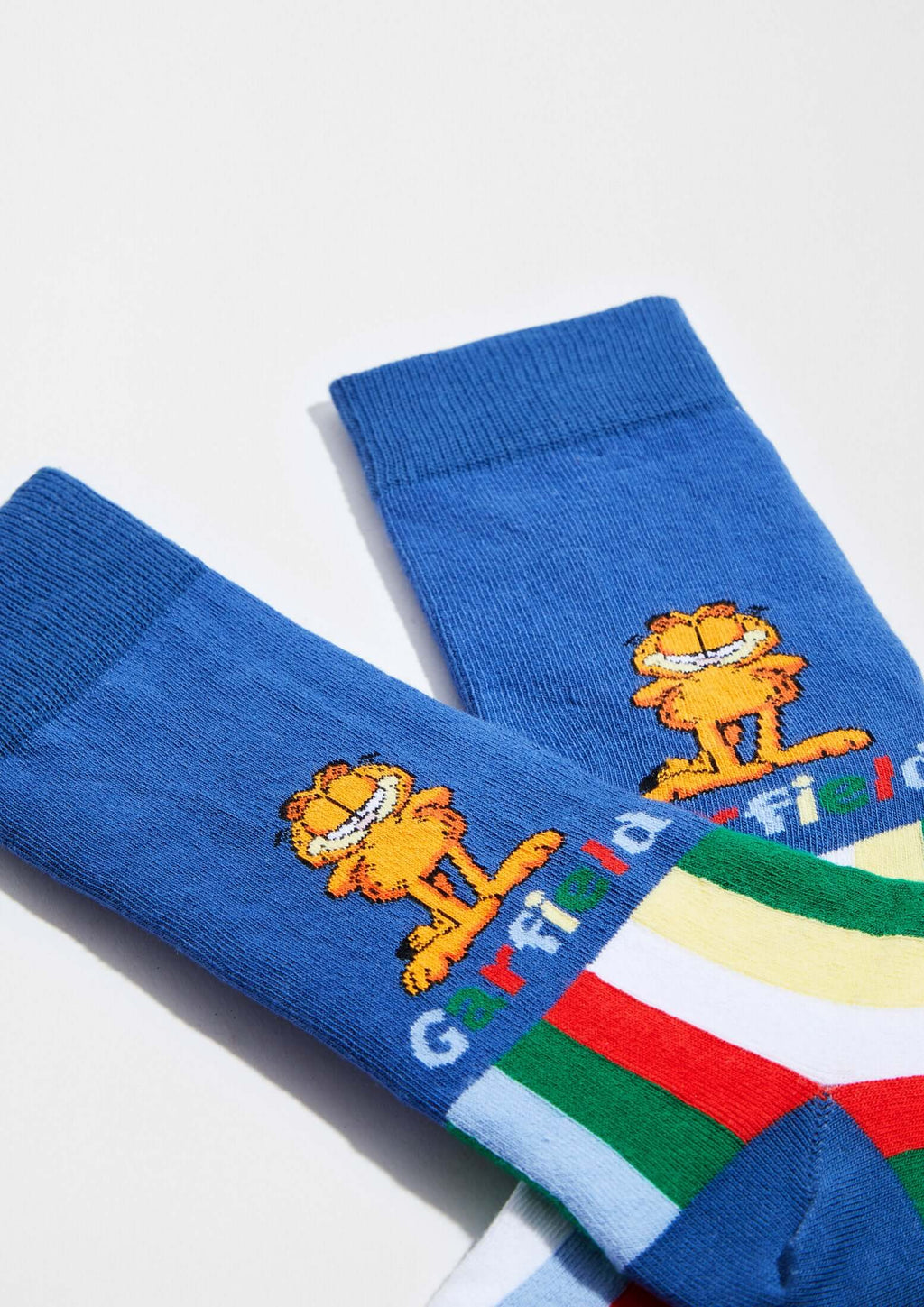 Calcetines BeGarfield Stripes Blue en azul con franjas horizontales de colores y Garfield tejido en la caña.