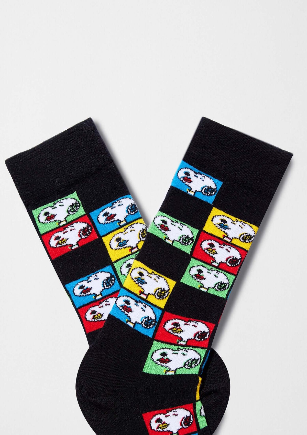 Calcetines BeSnoopy Pop Art de fondo negro con dibujos de Snoopy en bloques de colores, de media caña.