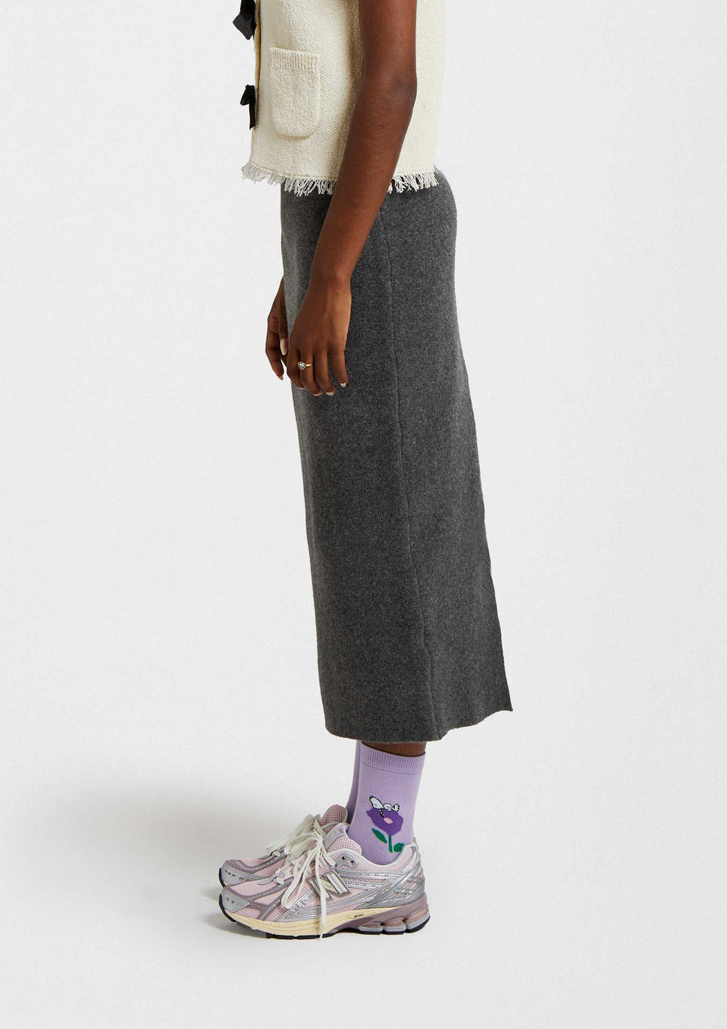 Calcetines BeSnoopy Flower lila con diseño de flor morada y Snoopy, tobillero, combinados con zapatillas deportivas.