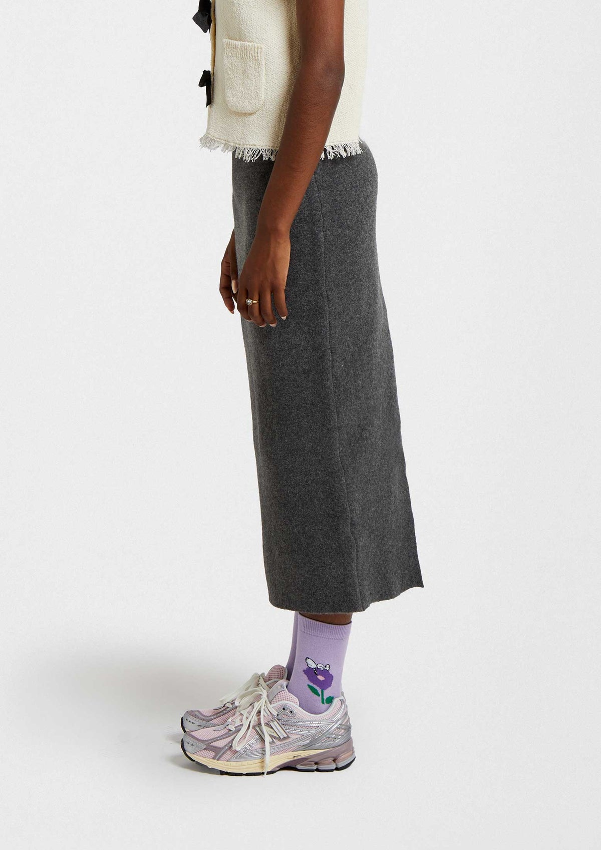 Calcetines BeSnoopy Flower lila con diseño de flor morada y Snoopy, tobillero, combinados con zapatillas deportivas.