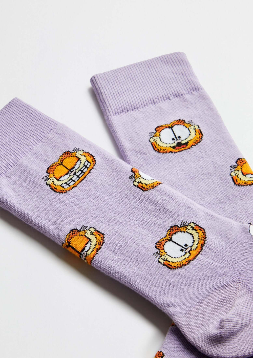 BeGarfield Faces Mauve, calcetines cortos color malva con dibujos de Garfield en diferentes gestos.