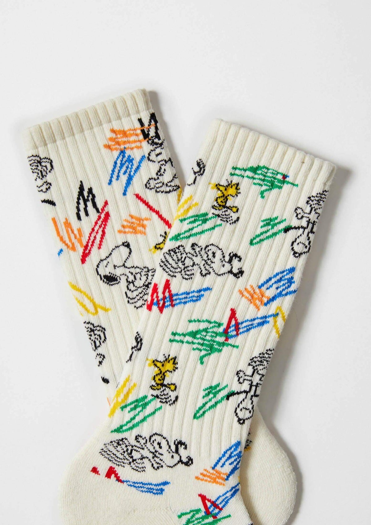 Calcetines BeSnoopy Paint beige con dibujos de Snoopy y Woodstock en colores brillantes, altura media caña.