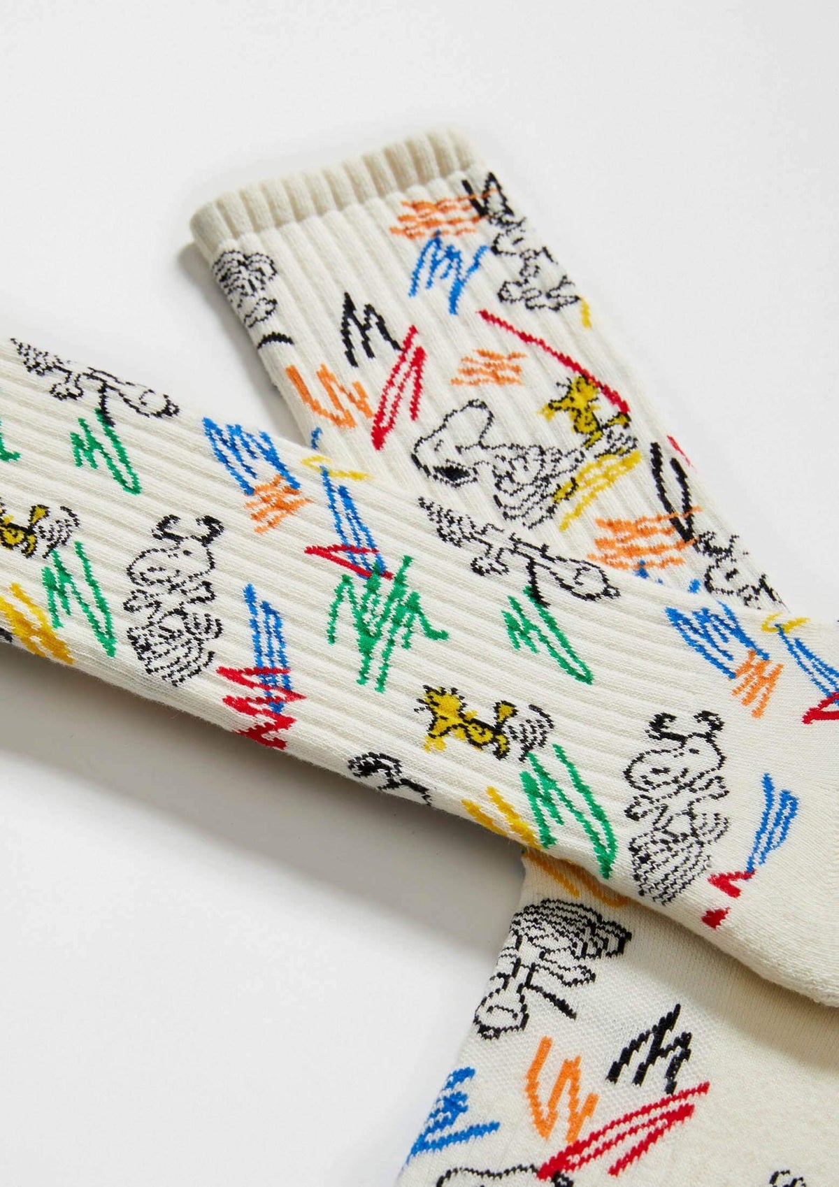 Calcetines BeSnoopy Paint en beige con dibujos de Snoopy y Woodstock, diseño tobilleros con trazos de colores.